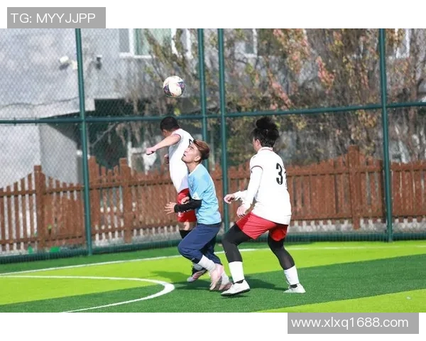 十一人足球明星挑战五人制赛场 展现全新技巧与激烈对抗